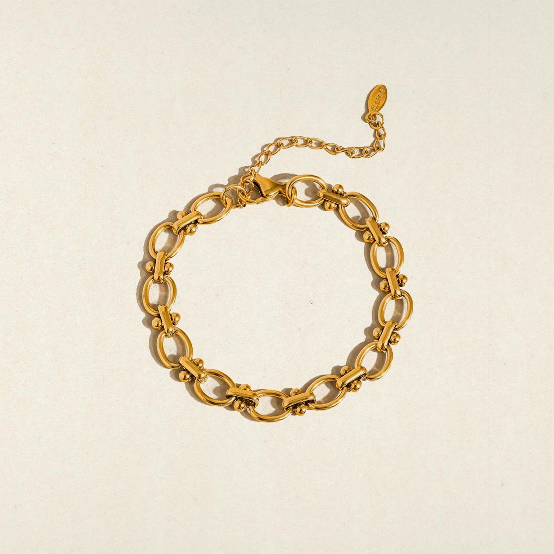 Elegant Gold Interlocking Ring Band