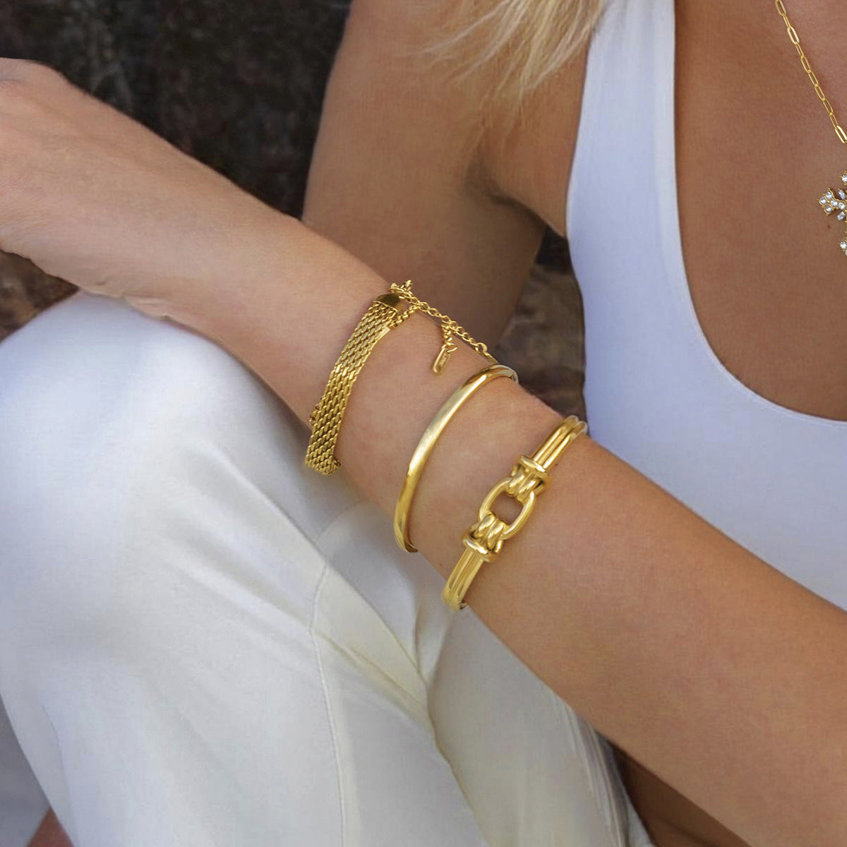 Golden Knot - Shaped Bracelet