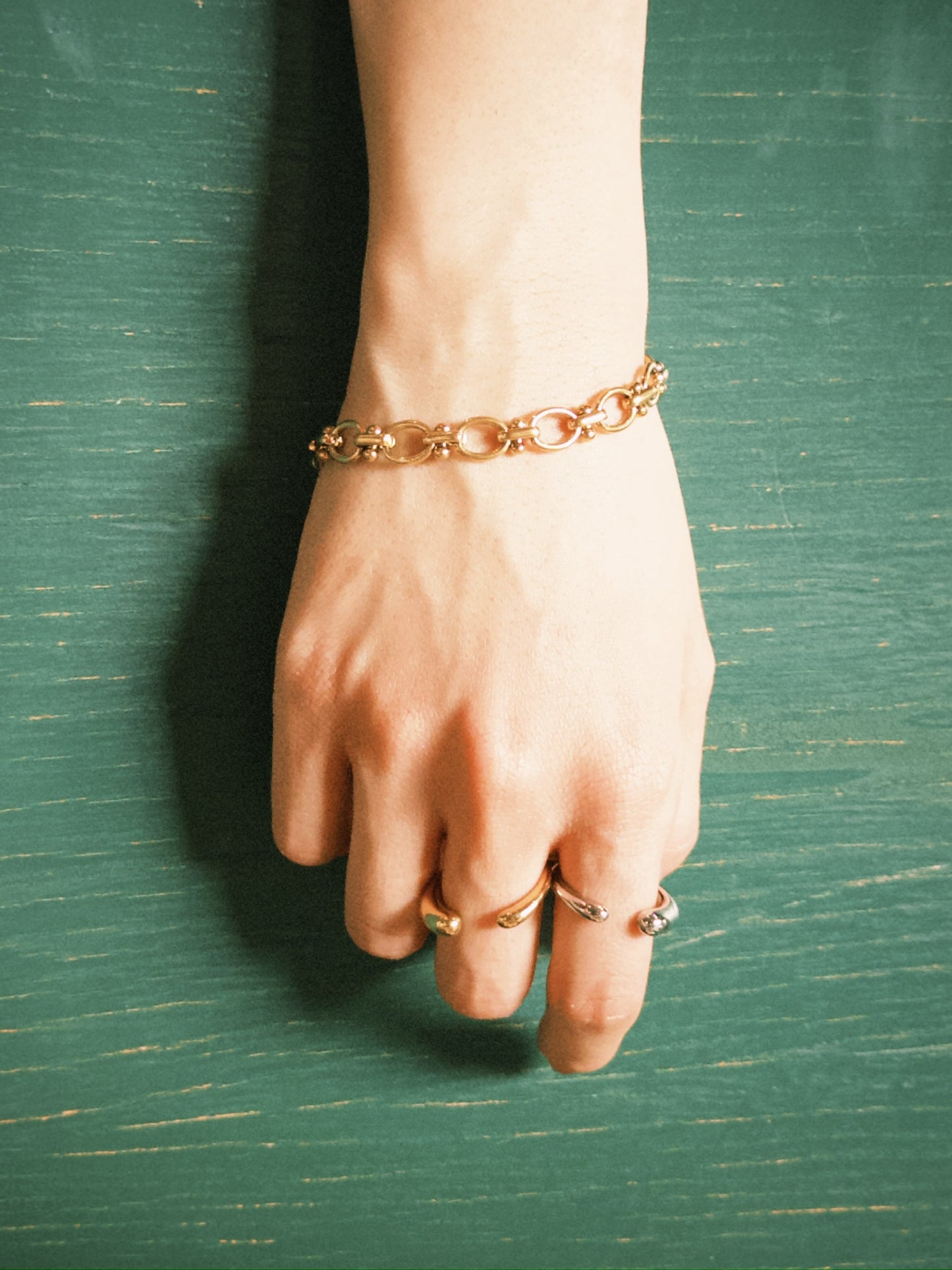 Elegant Gold Interlocking Ring Band