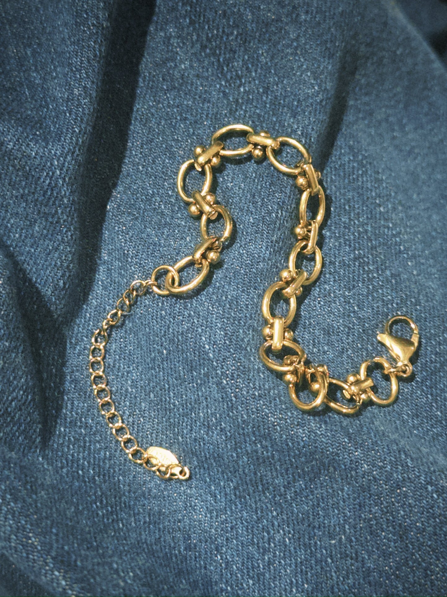 Elegant Gold Interlocking Ring Band
